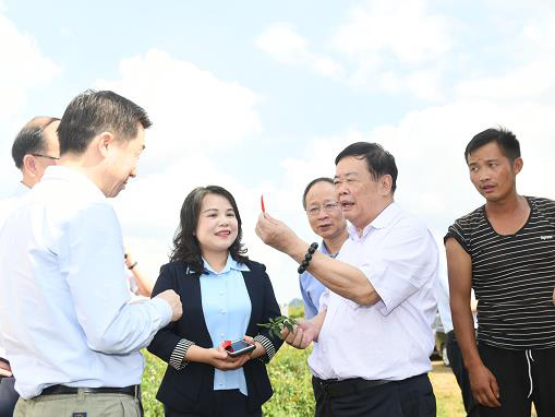 曹德旺榮獲中國(guó)脫貧攻堅(jiān)獎(jiǎng)，他說(shuō)：企業(yè)家一定要盡責(zé)